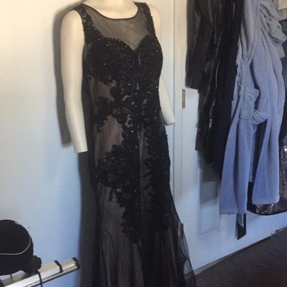 Gown - Picture 4 of 4